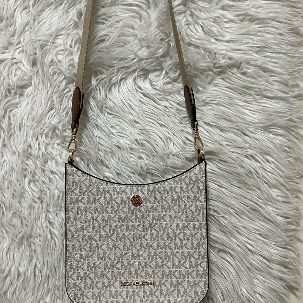 Selling this beautiful MK small side handbag it’s brand new without tags.